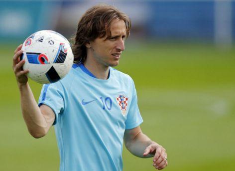 湖人逆转鹈鹕！拉拉维亚+双核轰88分，艾顿末节觉醒，替补仅11分